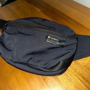 lululemon clean lines belt bag 2L
